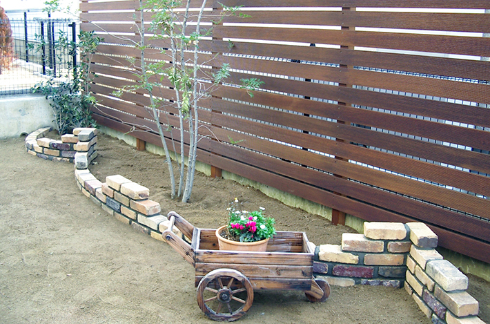 ウリン材のフェンスと花壇
